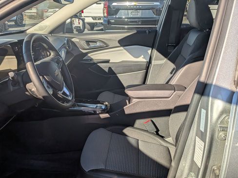 Used 2025 Chevrolet Trax LT w/ LT Convenience Package image 16