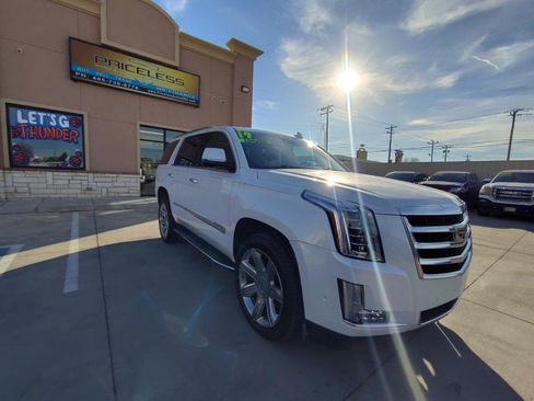 Used 2019 Cadillac Escalade Luxury image 2