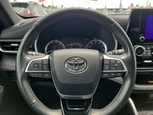 Used 2023 Toyota Highlander XSE FWD image 23