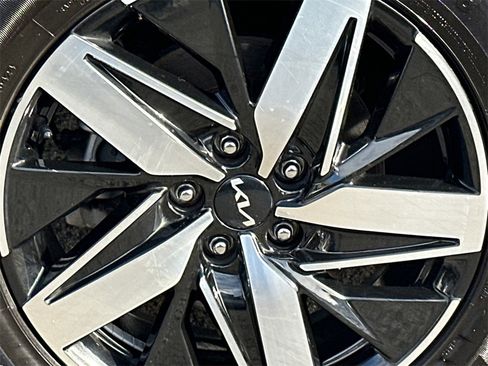 Used 2022 Kia Sorento EX w/ Panoramic Sunroof Package image 6