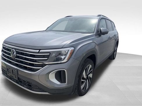 Used 2025 Volkswagen Atlas SE image 2