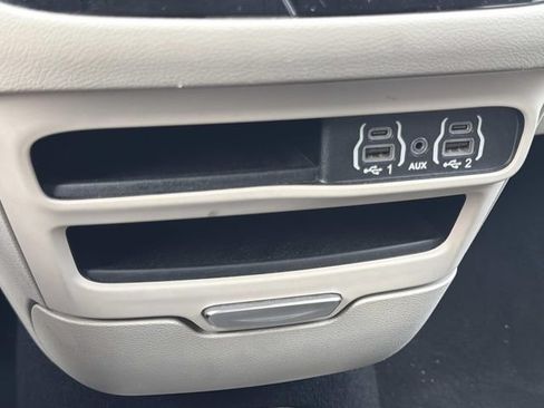 Used 2023 Chrysler Pacifica Touring-L FWD image 27