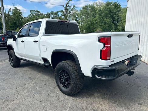Used 2025 Chevrolet Silverado 2500 ZR2 w/ Technology Package AWD/4WD image 8