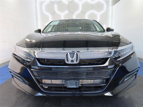 Used 2018 Honda Accord Touring image 2