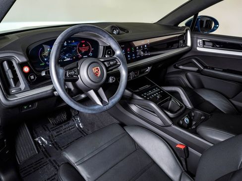 Certified 2024 Porsche Cayenne Coupe image 4