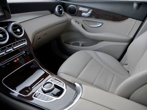 Used 2018 Mercedes-Benz GLC 300 4MATIC image 27