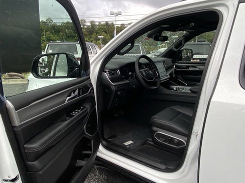 New 2025 Jeep Wagoneer L Series II w/ Convenience Group I image 15