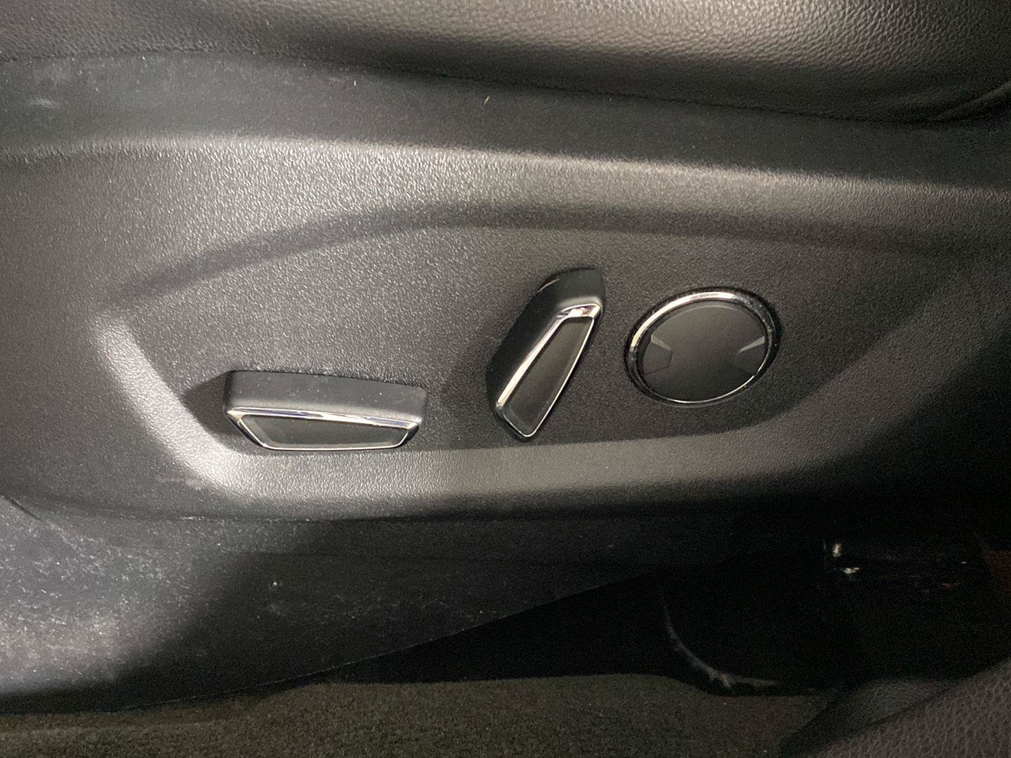 Used 2018 Ford Explorer XLT w/ Equipment Group 202A AWD/4WD image 16
