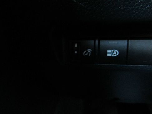 Used 2019 Toyota RAV4 LE AWD/4WD image 18