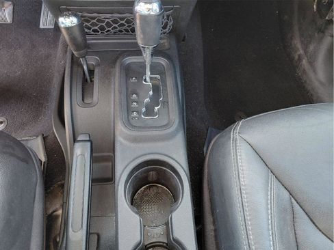 Used 2015 Jeep Wrangler Unlimited Rubicon w/ Connectivity Group AWD/4WD image 27