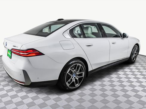 Used 2025 BMW i5 eDrive40i w/ Executive Package image 8