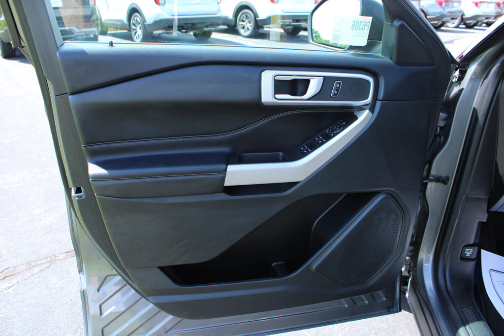 Used 2024 Ford Explorer XLT AWD/4WD image 32
