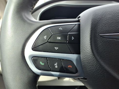 Used 2023 Chrysler Pacifica Touring-L image 16