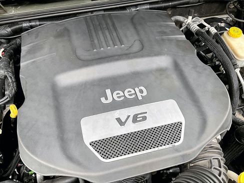 Used 2015 Jeep Wrangler Unlimited Sahara w/ Dual Top Group AWD/4WD image 30