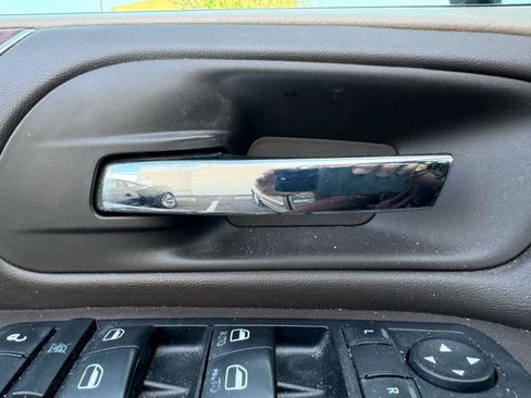 Used 2013 Chrysler Town & Country Touring image 10