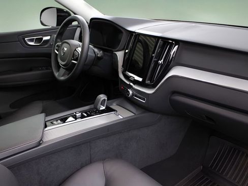 Used 2025 Volvo XC60 B5 Plus AWD/4WD image 20