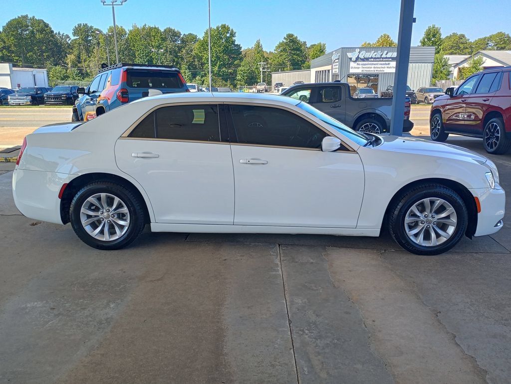 Used 2023 Chrysler 300 Touring RWD image 6