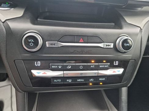 Used 2020 Ford Explorer XLT w/ Equipment Group 202A AWD/4WD image 22