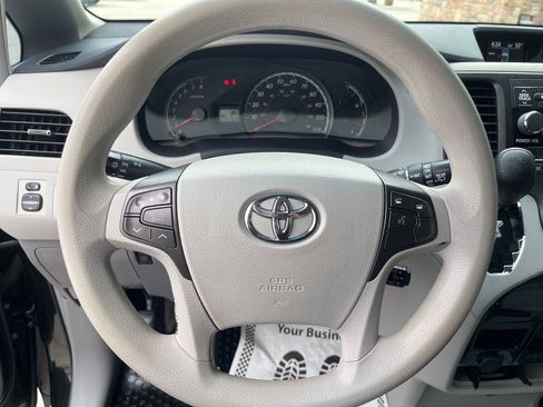 Used 2012 Toyota Sienna LE w/ Towing Pkg AWD/4WD image 12
