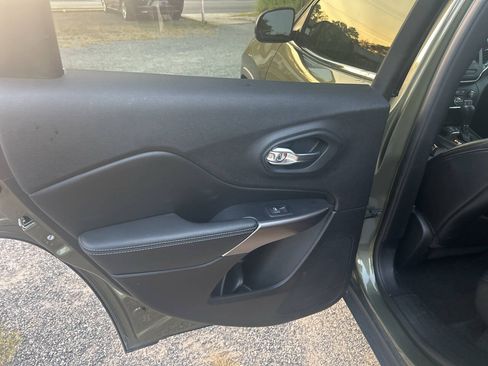 Used 2019 Jeep Cherokee Latitude Plus w/ Comfort/Convenience Group FWD image 15