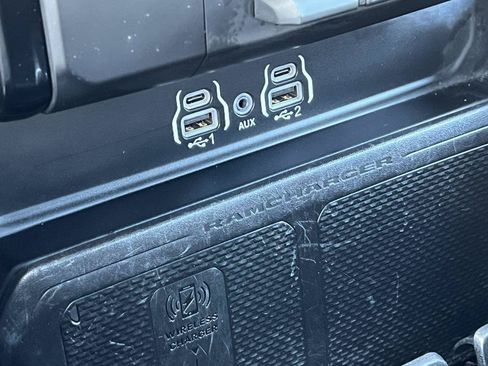 Used 2025 RAM 1500 Laramie AWD/4WD image 28