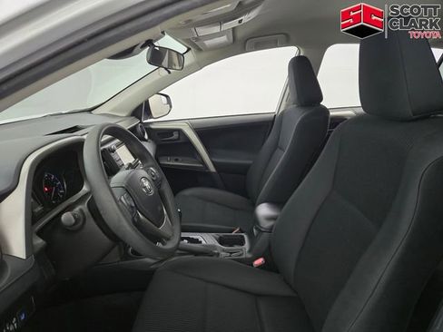 Used 2018 Toyota RAV4 LE FWD image 13