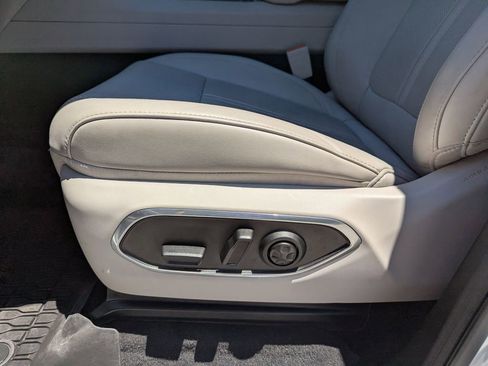 Used 2025 Jeep Wagoneer L 4WD image 23