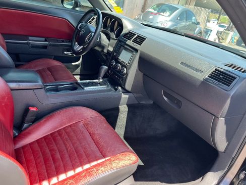 Used 2014 Dodge Challenger SXT RWD image 31