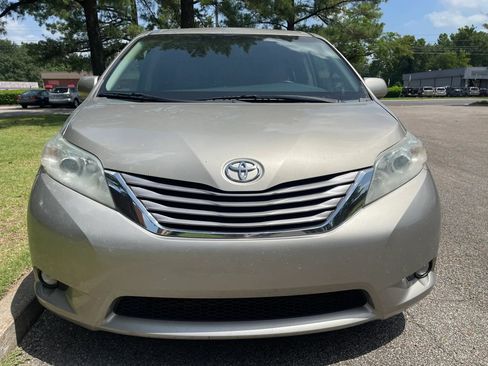 Used 2015 Toyota Sienna XLE w/ XLE Navigation Package FWD image 8