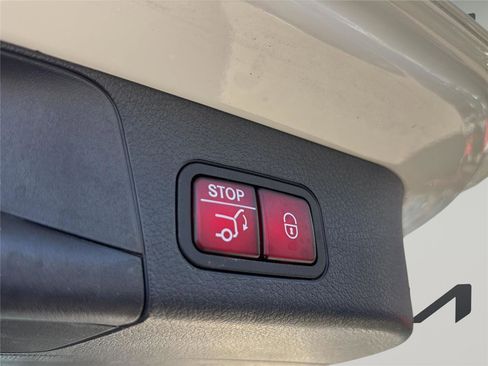 Used 2022 Mercedes-Benz GLB 250 4MATIC w/ Premium Package Lite image 26