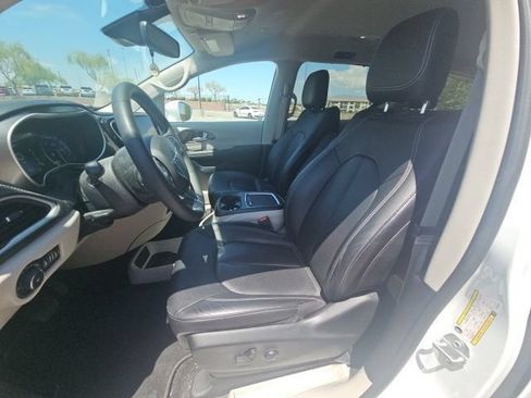 Used 2022 Chrysler Pacifica Touring-L FWD image 8