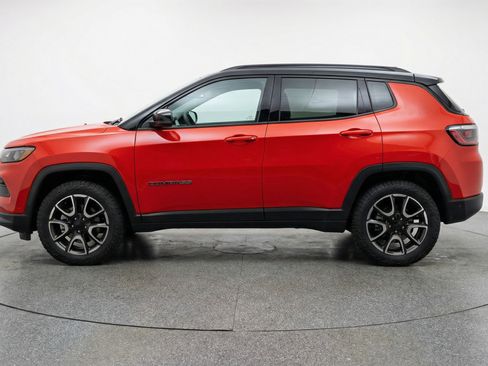 Used 2025 Jeep Compass Trailhawk image 5