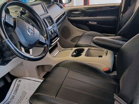 Used 2020 Dodge Grand Caravan SXT FWD image 5