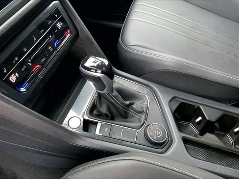 Used 2023 Volkswagen Tiguan SE w/ Panoramic Sunroof Package AWD/4WD image 16