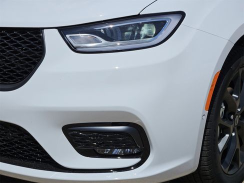 New 2025 Chrysler Pacifica Limited image 8