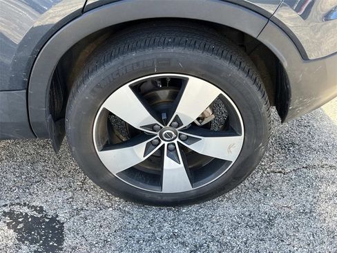 Used 2022 Volvo XC40 T5 Momentum w/ Premium Package image 11