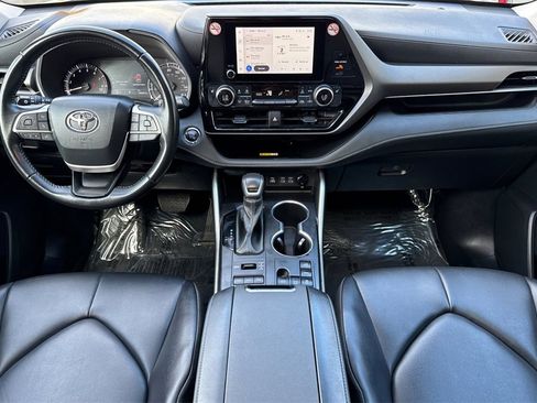 Certified 2023 Toyota Highlander XLE image 12
