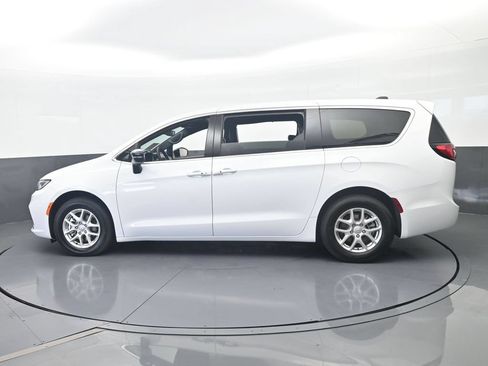 Used 2025 Chrysler Pacifica Select FWD image 3