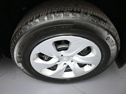 Used 2024 Toyota RAV4 LE AWD/4WD image 15