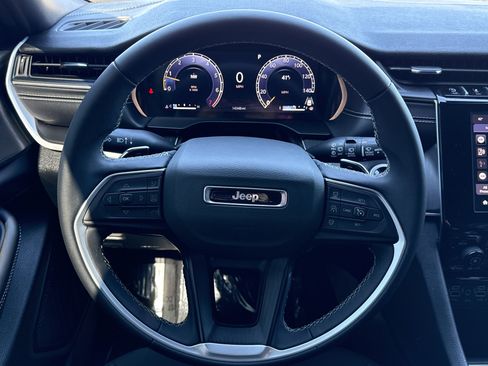 Used 2025 Jeep Grand Cherokee Laredo X image 17