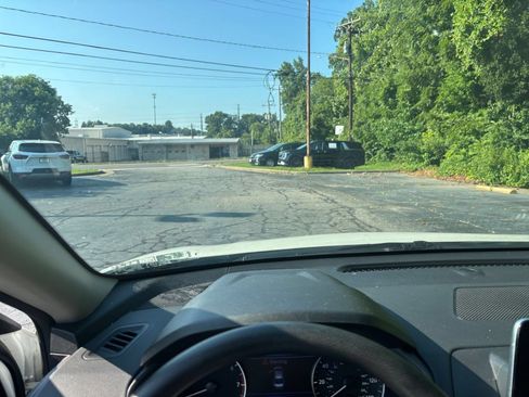 Used 2025 Nissan Altima 2.5 SV FWD image 30