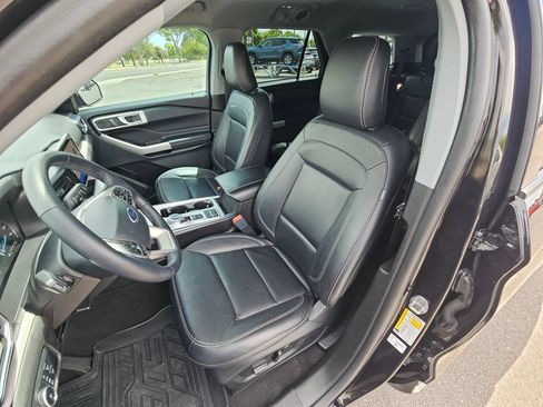 Used 2023 Ford Explorer XLT w/ Equipment Group 202A RWD image 9
