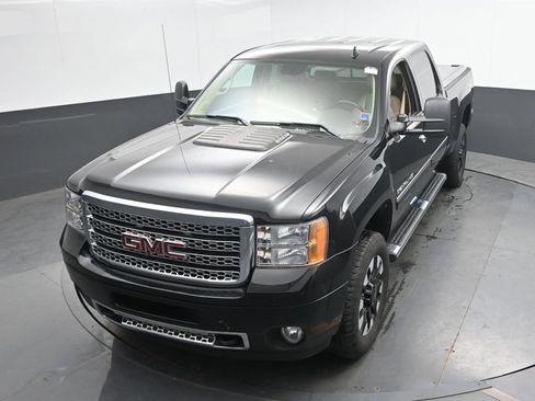 Used 2011 GMC Sierra 2500 Denali w/ Suspension Package, Off-Road AWD/4WD image 24