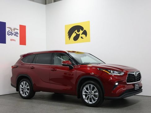 Used 2024 Toyota Highlander Limited AWD/4WD image 1