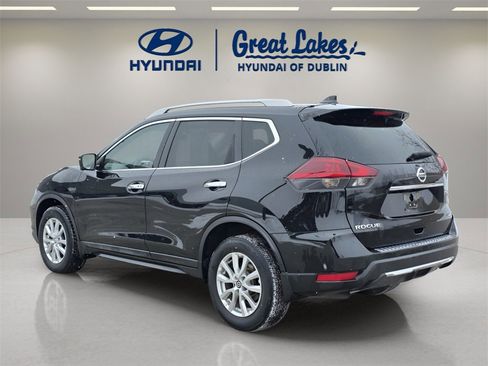 Used 2018 Nissan Rogue SV w/ Premium Package image 3