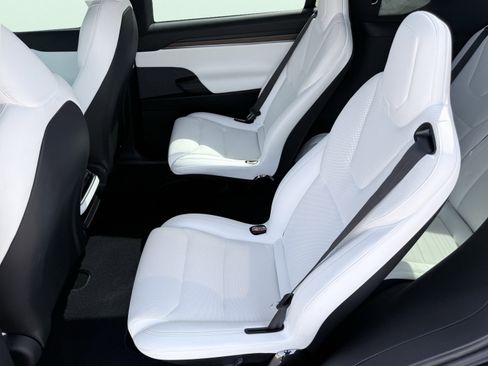 Used 2023 Tesla Model X AWD/4WD image 4