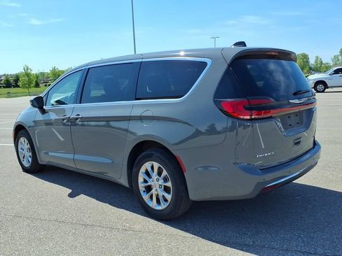 Used 2023 Chrysler Pacifica Touring-L AWD/4WD image 4