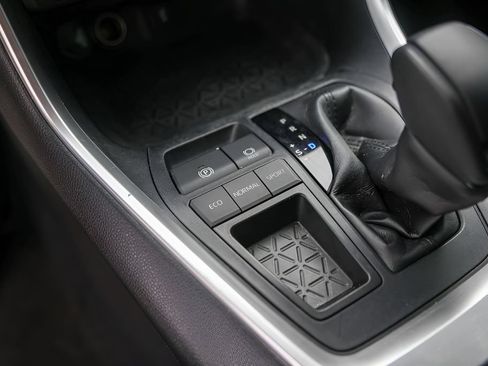 Used 2021 Toyota RAV4 LE FWD image 19