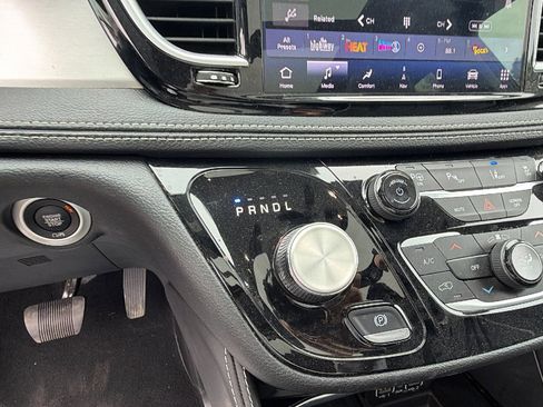 Used 2024 Chrysler Pacifica Premium image 31