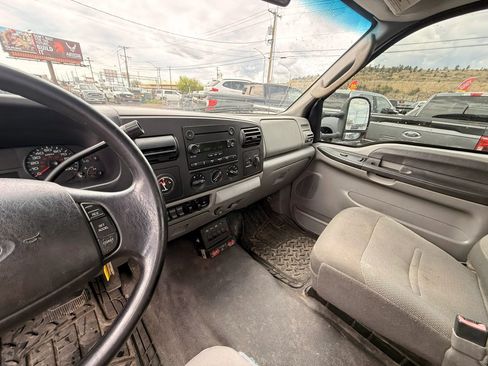 Used 2006 Ford F550 2WD Regular Cab Super Duty image 12